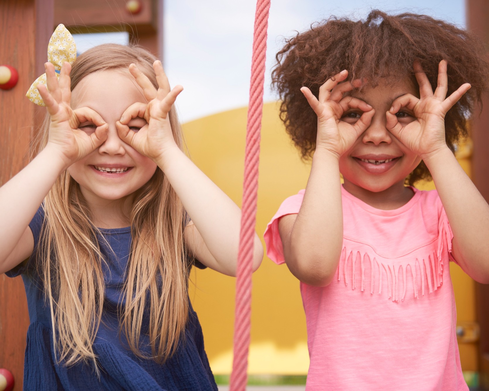 Meisjes die een bril maken met hun handen