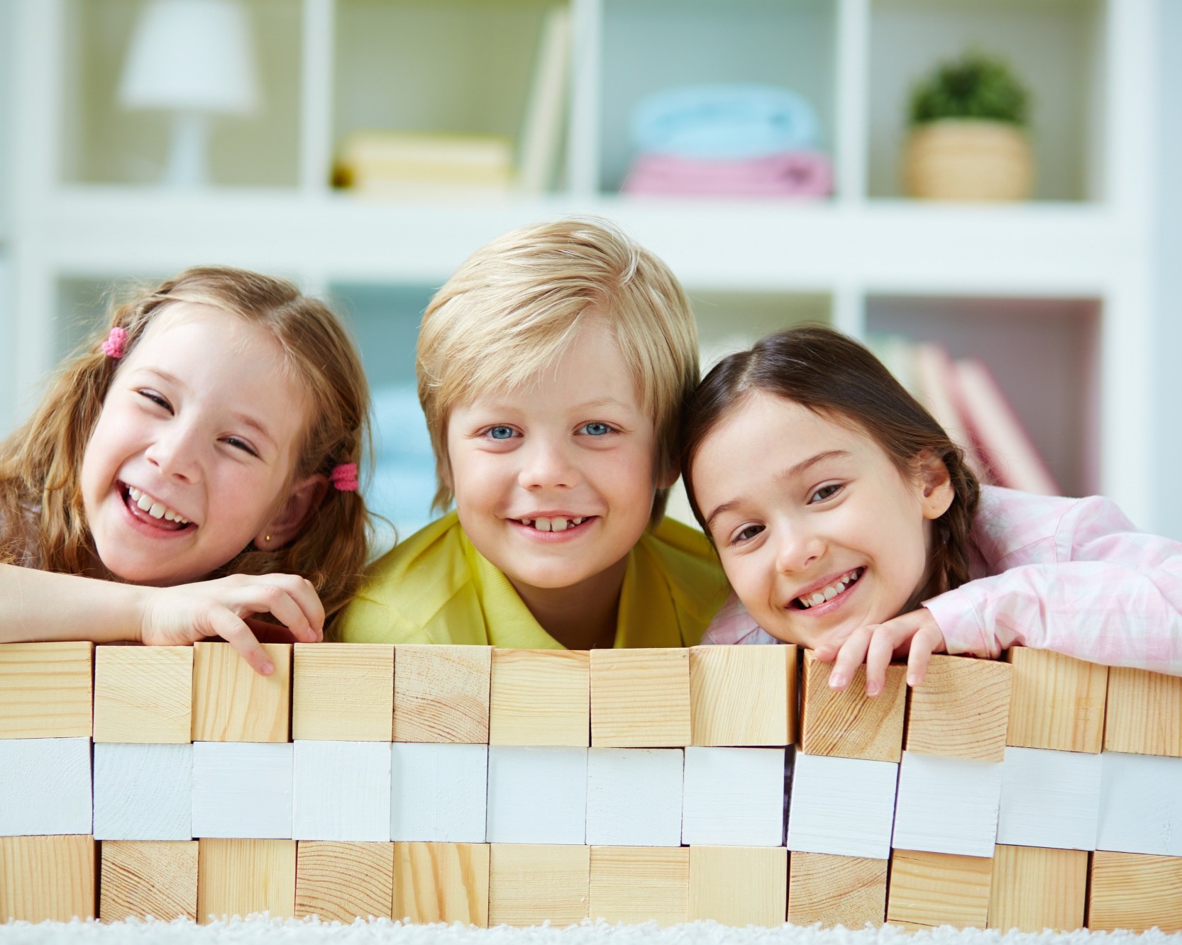 Kinderen aan het spelen met houten blokken