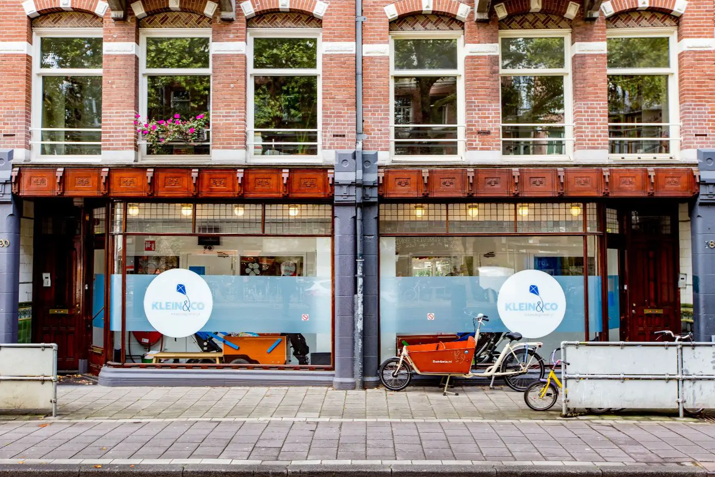 Kinderen op het gras met hun handen voor de ogen als een verrekijker
